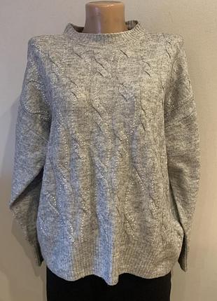 Стильный серый джемпер с серебристой отделкой