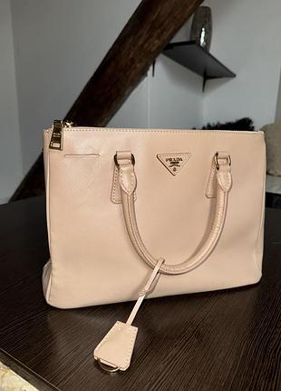 Сумка prada оригінал , склад: зовнішня частина: 100% теляча шкіра, зроблено в італії. елементи : рум'яно-бежева саф'янова шкіра, трикутний логотип