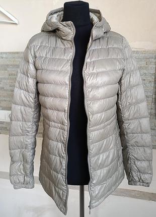 Куртка uniqlo ultra light down с капюшоном в бежевом  цвете