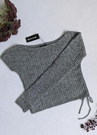 Асиметричний в'язаний сірий пуловер від prettylittlethings