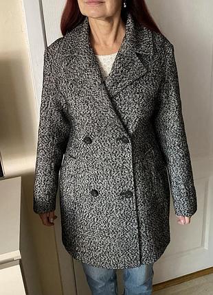 Жіноче пальто,прямого крою ,на ґудзиках. стан нового. розмір 38/м/46 40/l/48