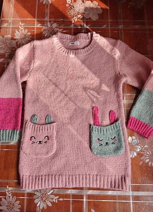 Розовый свитер с карманами в виде кроликов