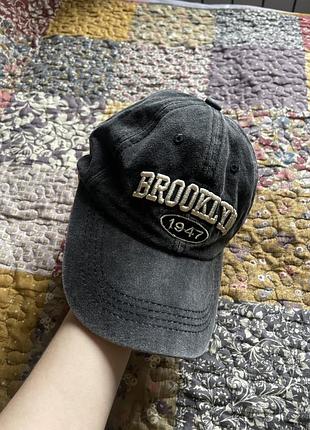 Сіра кепка з написом brooklyn 1947