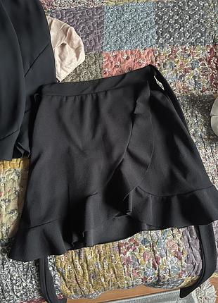 Чорна коротка класична спідниця