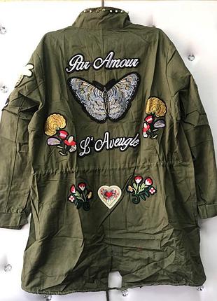 Классная стильная куртка ветровка удлиненная с вышивкой пайетками