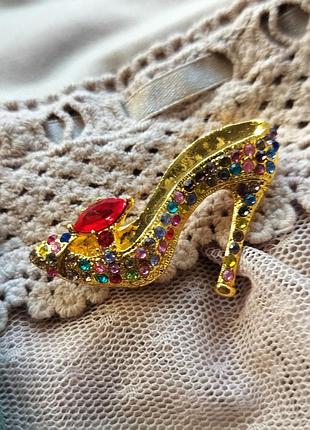 Элегантная брошь туфелька
