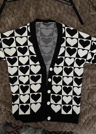 Милий кардиган у сердечко чорного білого кольору