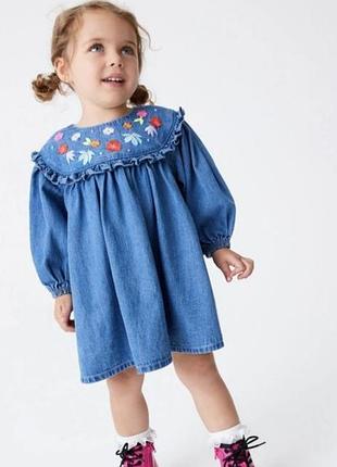 Актуальное джинсовое платье с вышивкой