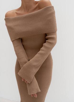 Сукня з відкритими плечима