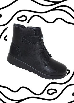 Чорні зимові жіночі черевики на низькій танкетці з липучкою та блискавкою