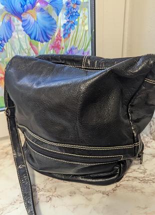 Черная кожаная сумка через плечо
