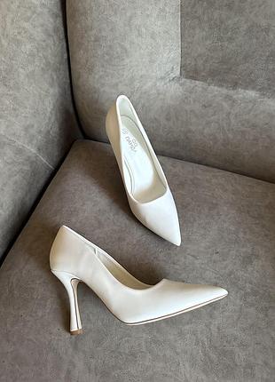 Білі весільні туфлі човники ( лодочки ) на підборах 36 розміру