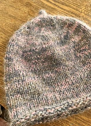 Вʼязана трендова шапка з «піпкою « з ангори,сіро-рожевого кольору