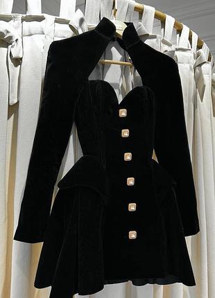 Сукня з вирізом