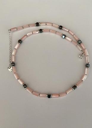 Чокер из морского перламутра, гематита, с серебряной застежкой.