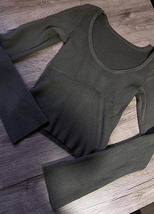 Лонгслів у рубчик з кльошовим рукавом