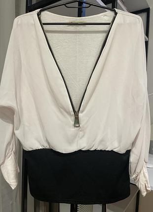 Жіноча блузка італійська розмір s красива блузка розмір s біло-чорна святкова блуза s італія італійська блуза на змійці і з широким манжетом-резинкою