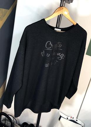 Чорний светр оверсайз з довгими рукавами та написом "create the things you wish exist" на грудях