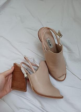 Кожаные закрытые босоножки на каблуке от clark's размер 38