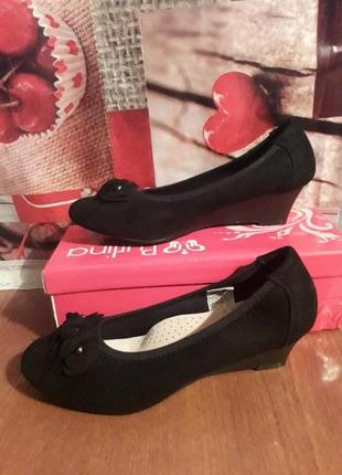 Туфлі чорні фірмові 39 розмір на невеликій танкетці.