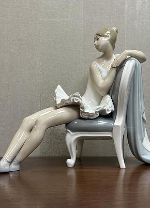 Фарфоровая статуэтка lladro «сидящая балерина».