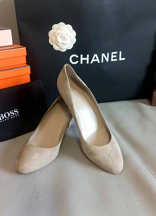 Hugo boss! оригинал! шикарные бежевые замшевые туфли лодочки, невысокий удобный каблук.