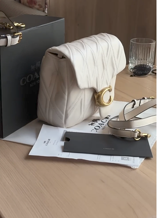 Нежная брендированная кожаная женская сумка белого цвета 🤍 есть видео!