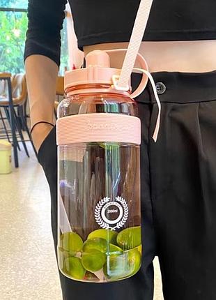 Рожева, прозора, ударостійка, з прогумованим корпусом, спортивна пляшка для води. 1500 мл.