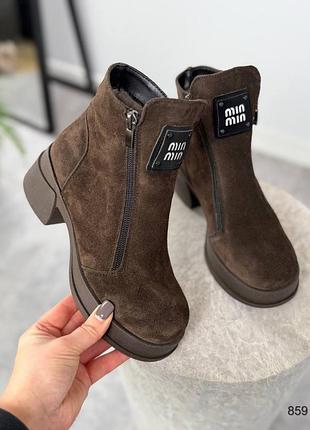 Удобные зимние ботинки в стиле бренда на широком низком массивном каблуке