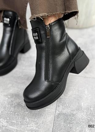 Удобные зимние ботинки в стиле бренда на широком низком массивном каблуке