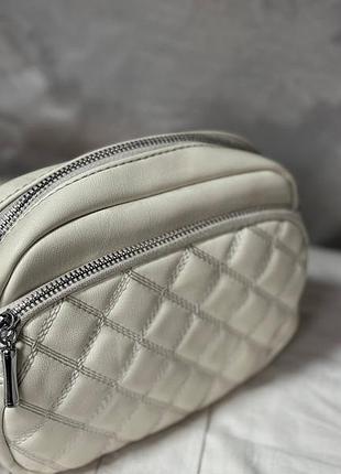 Жіноча сумка білого кольору