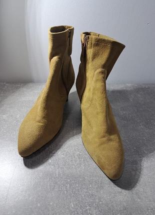 Шикарные замшевые ботинки на каблуке