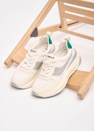 Кроссовки женские