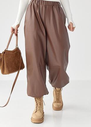 Брюки-джоггеры из экокожи