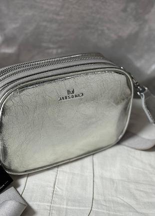 Женская сумка серебряного цвета