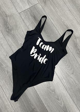 Гарний суцільний купальник