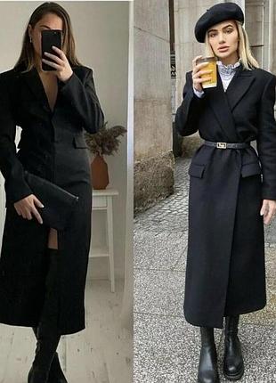 Стильне приталене пальто з акцентними плечима