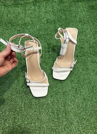 Нові босоніжки на товстому каблуку