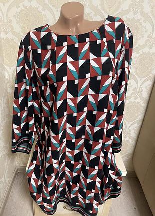 Гарна яскрава сукня