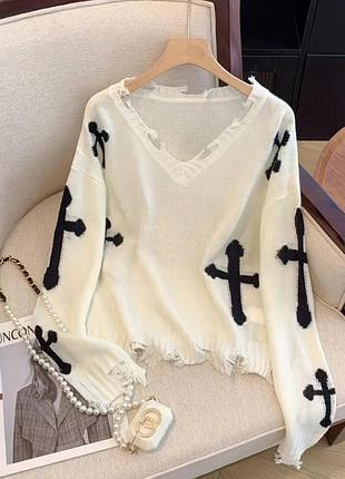 Стильная кофта с рваностями и крестами