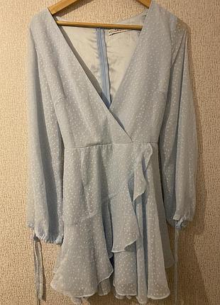 Блакитна коротка сукня