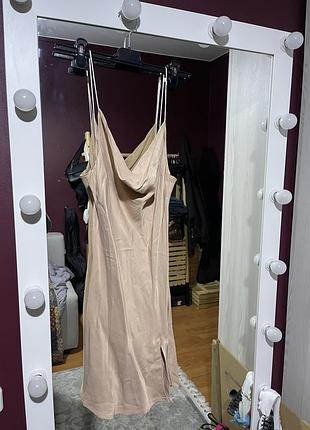 Ніжна бежева коротка сукня на тонких бретельках