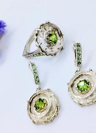 Чудовий яскравий набір -перстень і кульчики-із зеленим камінням.