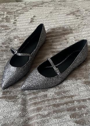 Балетки сріблясті в блискітки з гострими носочками з регулюючими ремінцями класичні святкові на плоскій підошві повсякденні asos shoes