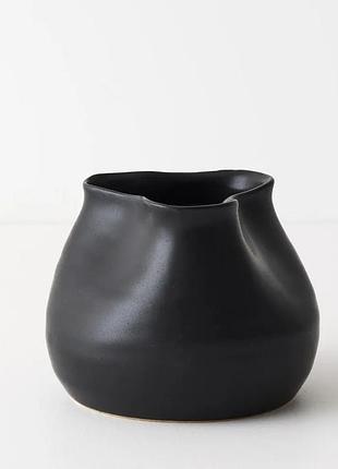 Ваза мішечок чорна з матовим покриттям та хвилястим араєм