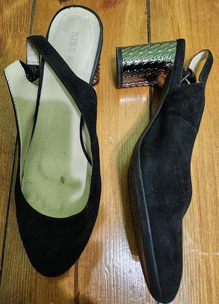 Замшеві босоніжки з закритим мисом. легкі, зручні. каблучок як прикраса, візерунок на металі. відомий бренд. 38 розм