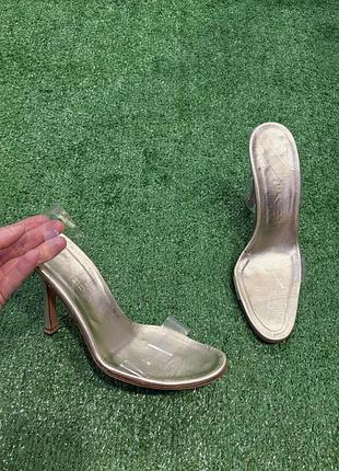 Стильні босоніжки з прозорими вставками