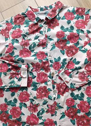 Женская рубашка на длинный рукав в цветочный принт.