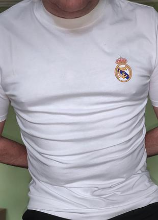 Стильна нова сток катон чоловіча футболка eco essentials з кольоровим гербом f.c. real madrid .л