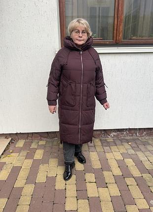 Зимовий пуховик на пишні форми в кольорі бургунді/марсала